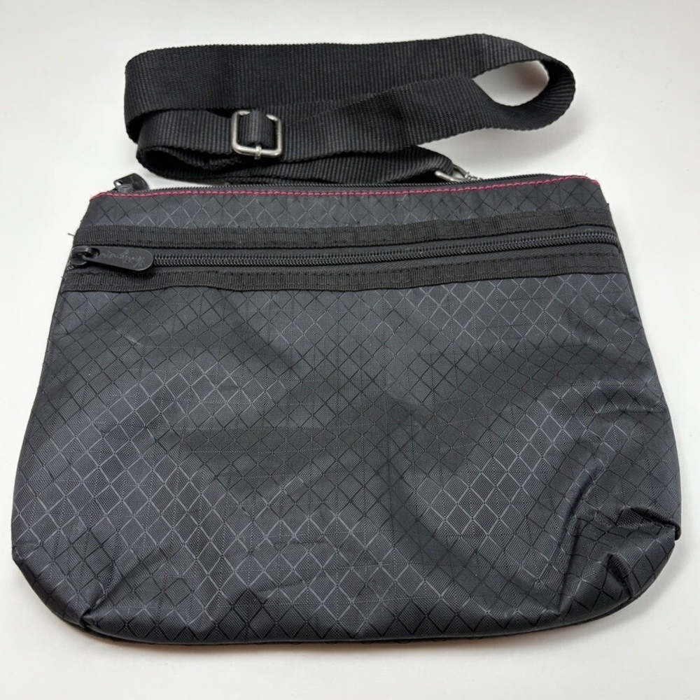 Thirty-One NWOT Nylon Crossbody‎ Purse Black with Hot Pink 10" x 8" x 1"